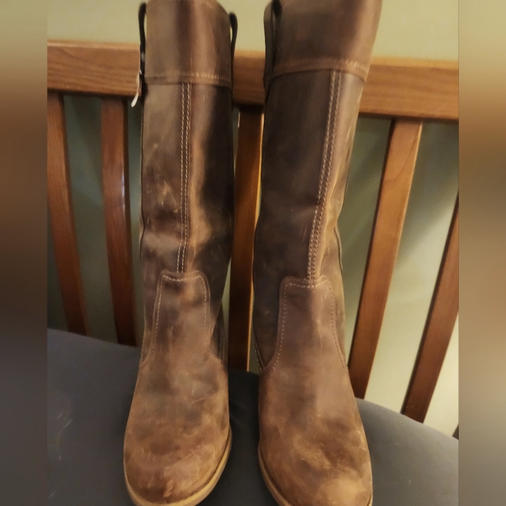 Timberland medium Brown leather Heeled Boots.